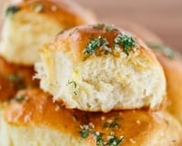 Pampushky sauce à l'ail et aneth