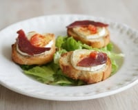 Toast de chèvre au piment d'Espelette & magret de canard séché