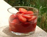 Verrine de fraises et framboises au jus de fraises et feuilles de menthe