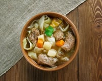 Connaissez-vous la garbure ? Cette soupe de chou originaire du Sud-Ouest est indéniablement la recette idéale pour la saison !