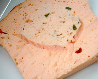 Une terrine simple à base de saumon frais et fumé , à déguster tiède ou froide ..