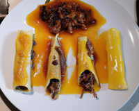 Canelloni de canard et échalotes confites : jus demi-gras