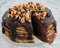 Nous avons craqué pour ce gâteau de crêpes très facile à préparer. La garniture est une ganache montée pour les amoureux…