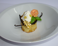 Pêche rôtie à la vanille, sur un mirliton aux éclats de calisson, chantilly au basilic