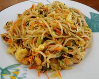 Les sautés mines réunionnais, c'est des mines mélangées à de la sauce de soja, des légumes et du poulet.