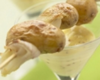 Pommes de terre primeurs en brochette, dip à la moutarde