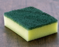 Cette astuce toute bête avec une éponge au congélateur va vous changer la vie quand il fait chaud