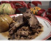 Un gibier à plumes avec noix, pommes et champignons