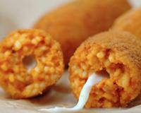 Des supplis sont de petites croquettes de riz emprisonnant un petit morceau de mozzarella filant. Une recette romaine.
