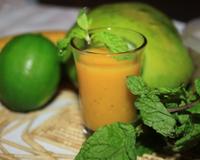 Un smoothie de Mangue agrémenté de feuilles de menthe, très frais!