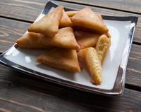 Des feuilles de bricks farcies au fromage et oeufs brouillés.