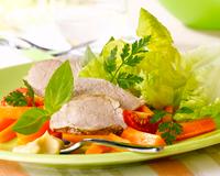 Une délicieuse recette de filet mignon servi avec des carottes nouvelles et une salade à base de cœurs de laitue et de mayonnaise aux oignons nouveaux.…