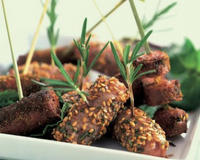 Mini brochettes de saucisses au romarin et sésame