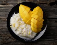 Riz gluant à la mangue, un dessert thaïlandais.