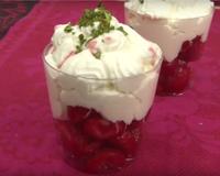 Un dessert ultra rapide à préparer et surtout très bon ! Une verrine ou un bol, quelques fraises, un peu de sucre et de chantilly et le tour est joué !