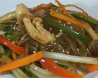 Le Japchae est un plat typiquement coréen, ce sont des vermicelles sautées avec des légumes et de la viande et assaisonnées d'une petite sauce…