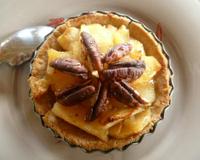 Dans cette tartelette automnale la pâte sucrée à l'amande (sans gluten) vient compléter la palette des saveurs de la garniture, un délice de saison !