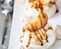 Pavlova à la pomme confite caramel et amandes