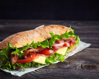 “C’est intéressant d’intégrer des légumes” : cette diététicienne donne ses conseils pour transformer le sandwich en un plat équilibré