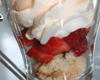 Une charlotte aux fraises destructurée pour une présentation cappuccino