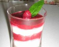 Un dérivé frais, simple et délicieux du classique tiramisu italien. Les fruits rouges apportent de la dessert au tiramisu.