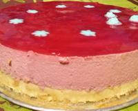 Il s'agit d'une mousse de fraise sur un biscuit, et recouverte de glaçage aux fraises.