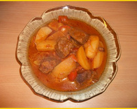 Goulash aux pommes de terre et sauce tomate