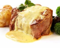 Tournedos grillé aux poivres Sauce Béarnaise Pomme Anna