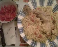 Du poulet cuit en cocotte, avec du riz et des épices.