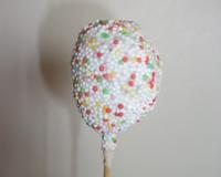Drôle de sucette faire à base de gâteau, parfait pour les fêtes d'anniversaire.