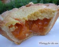 Des tartelettes tout en hauteur qui cachent une délicieuse compote d'abricots sous une croûte d'amandes.