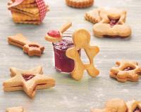 Préparez ces petits sablés fourrés à la confiture de Fraises Bonne Maman avec votre enfant, pour une dégustation en famille et sans modération !
