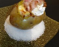 Un plat très gourmand fromage fondant et pommes de terre fondante avec une croustillant de lard.