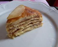 Une recette pour les enfants le jour du carnaval. Une superposition de crêpes, fines tranches de poires et crème à la vanille maison.