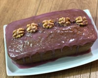 Cake parfumé au vin rouge et glaçage aux noix