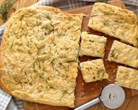 La focaccia italienne est reconnaissable grâce à ses creux qui à la cuisson s'imprègnent d'huile d'olive, d'herbes et de fleur de sel. C'est…