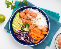 Poke bowl au saumon mariné et riz basmati
