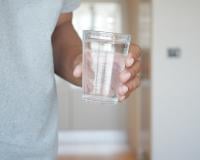 Fini les traces blanches sur vos verres avec ce liquide de rinçage maison qui ne coûte que quelques centimes !