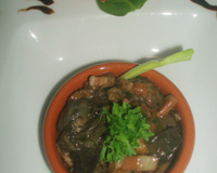 Cassolette d'escargots au vin, lardons,et champignons.