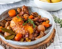 Pour régaler toute la famille, Chef Damien partage sa recette de poulet bourguignon, une alternative économique et facile à faire  !