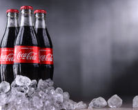Pourtant c’est la même recette : pourquoi le Coca-Cola n’a pas le même goût en bouteille en verre, en plastique ou en canette ?