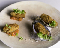 Laissez-vous charmer par l'élégance et goût de nos huîtres panées à la chapelure de noisettes sur confit de tomates au piment…