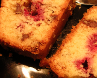 Cake à la noix de coco, aux framboises et aux pépites de chocolat au lait
