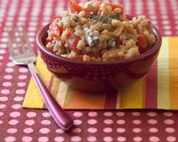 Risotto d'orge aux poivrons, tomates et roquefort