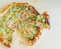 Cette quiche rustique courgettes et lardons est le dîner facile et croustillant de l'été