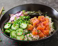 Poke bowl au saumon, radis, concombre et algues nori