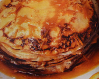 Crêpes superposées en étalant sur chacune d'elles une sauce à l'orange.