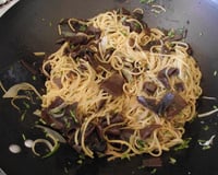 Nouilles chinoises sautées aux champignon noir