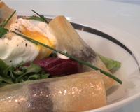 Une salade de gésiers légèrement revisitée, croustillante et savoureuse. Une recette proposée par Fabien Pairon MOF Charcutier traiteur.…