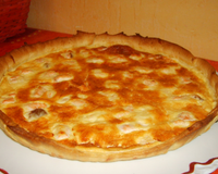 Sur le fond de tarte, je dispose mes lamelles de saumon puis mon mélange crème, oeufs battus, gruyère. Au four préchauffé à 170°C, environ 30 minutes.